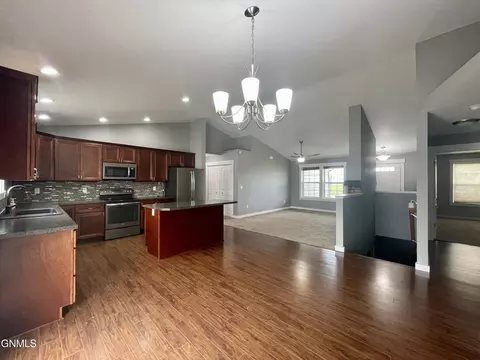 13662 Mulberry Loop NW, Williston, ND 58801 photo 5