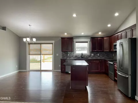 13662 Mulberry Loop NW, Williston, ND 58801 photo 4