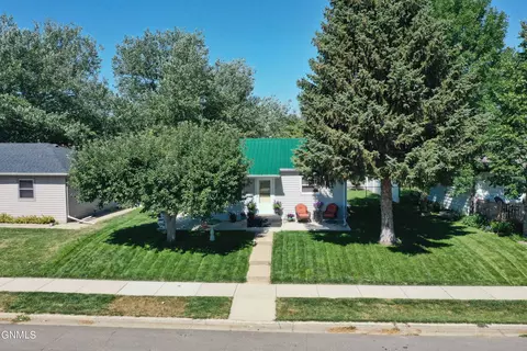 1911 6th Ave W, Williston, ND 58801 photo 1