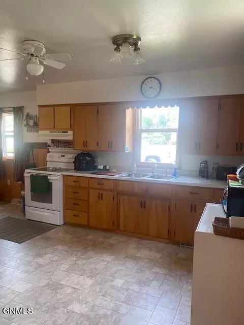 312 Miller Ave, Stanton, ND 58571 photo 4