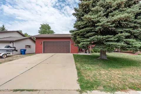 583 13th St E, Dickinson, ND 58601 photo 1