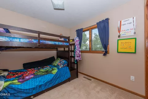 583 13th St E, Dickinson, ND 58601 photo 24