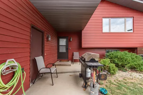 583 13th St E, Dickinson, ND 58601 photo 3