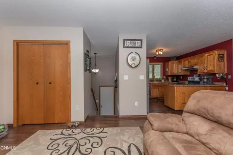 583 13th St E, Dickinson, ND 58601 photo 6