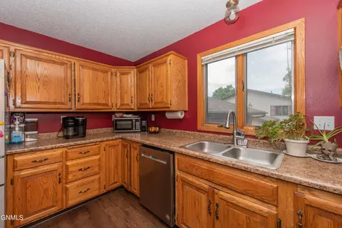 583 13th St E, Dickinson, ND 58601 photo 17