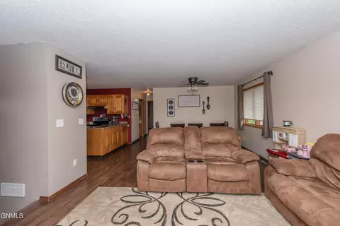 583 13th St E, Dickinson, ND 58601 photo 11