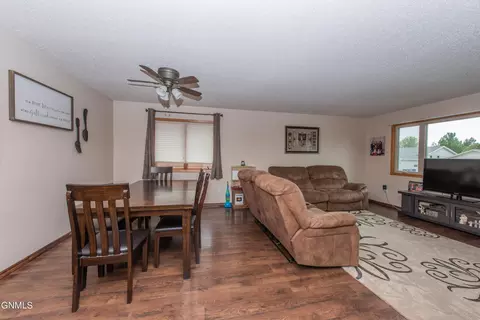 583 13th St E, Dickinson, ND 58601 photo 12