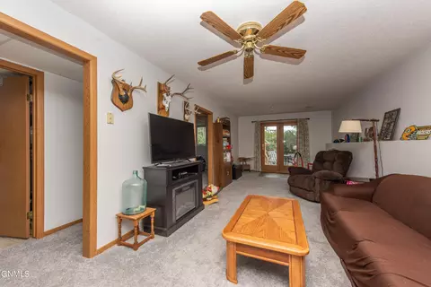 583 13th St E, Dickinson, ND 58601 photo 28