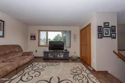 583 13th St E, Dickinson, ND 58601 photo 9