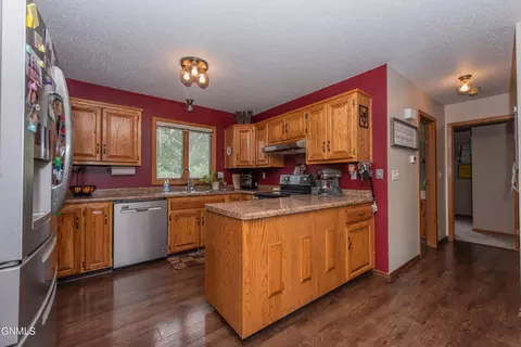 583 13th St E, Dickinson, ND 58601 photo 18