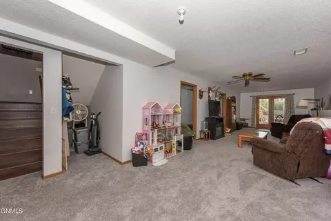 583 13th St E, Dickinson, ND 58601 photo 27