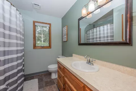 583 13th St E, Dickinson, ND 58601 photo 20