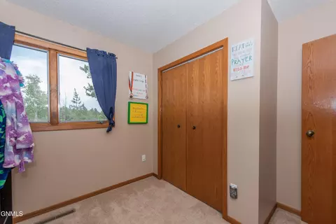 583 13th St E, Dickinson, ND 58601 photo 25