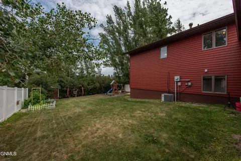 583 13th St E, Dickinson, ND 58601 photo 40
