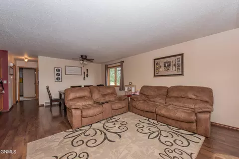 583 13th St E, Dickinson, ND 58601 photo 10