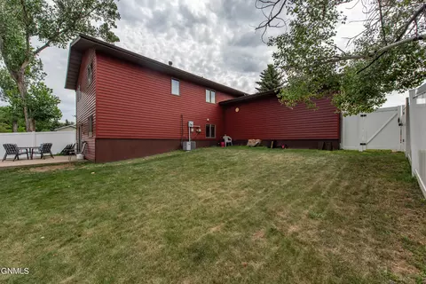 583 13th St E, Dickinson, ND 58601 photo 38