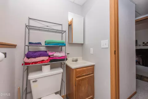 583 13th St E, Dickinson, ND 58601 photo 33