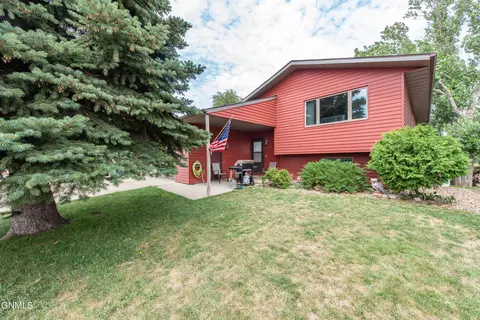 583 13th St E, Dickinson, ND 58601 photo 44