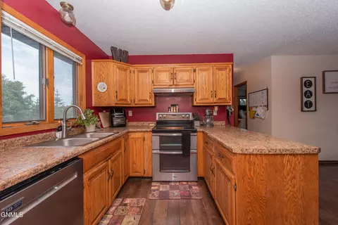583 13th St E, Dickinson, ND 58601 photo 15