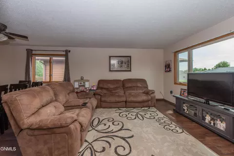 583 13th St E, Dickinson, ND 58601 photo 8
