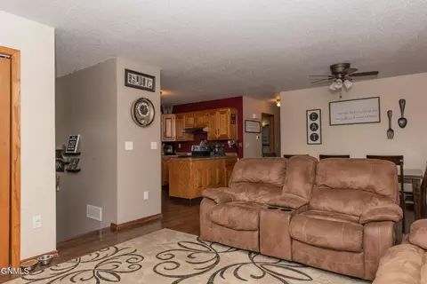 583 13th St E, Dickinson, ND 58601 photo 7