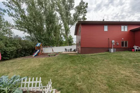 583 13th St E, Dickinson, ND 58601 photo 37