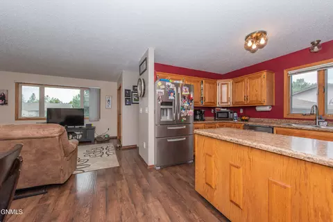 583 13th St E, Dickinson, ND 58601 photo 13