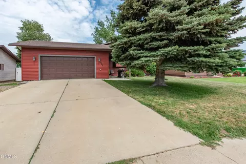 583 13th St E, Dickinson, ND 58601 photo 45