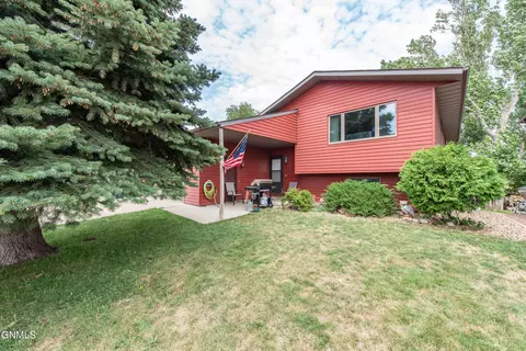 583 13th St E, Dickinson, ND 58601 photo 2