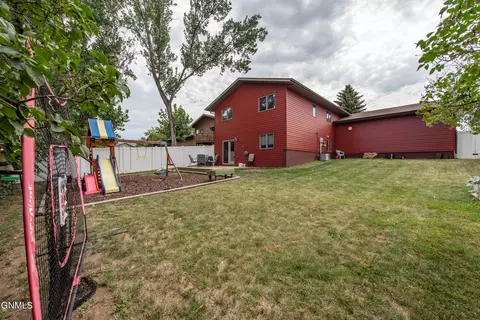 583 13th St E, Dickinson, ND 58601 photo 43
