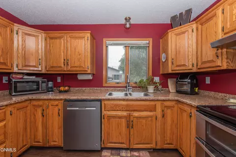 583 13th St E, Dickinson, ND 58601 photo 16