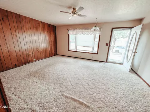 618 17th Ave W, Williston, ND 58801 photo 2