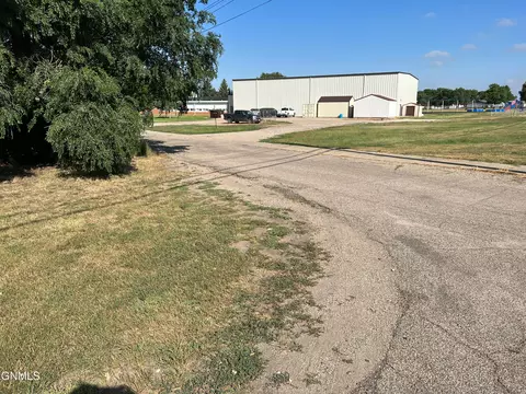 618 17th Ave W, Williston, ND 58801 photo 22