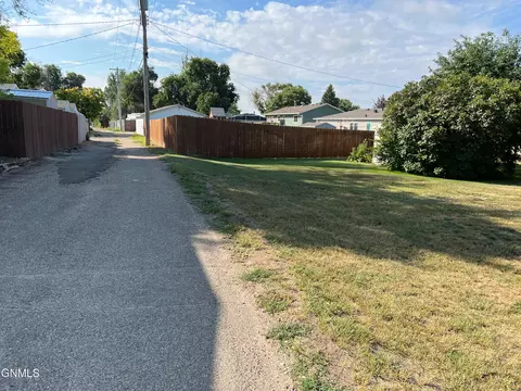 618 17th Ave W, Williston, ND 58801 photo 23