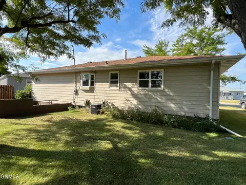 618 17th Ave W, Williston, ND 58801 photo 27