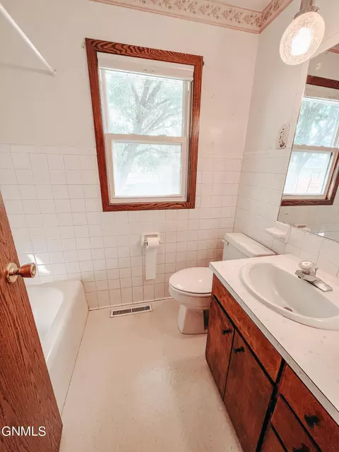 618 17th Ave W, Williston, ND 58801 photo 5