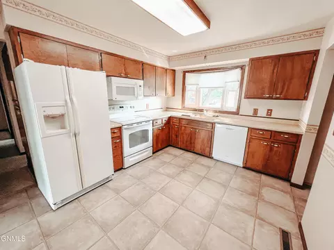 618 17th Ave W, Williston, ND 58801 photo 6