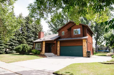 1421 Canyon Dr, Bismarck, ND 58503 photo 2