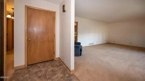 202 Owens Ave, Bismarck, ND 58501 photo 6