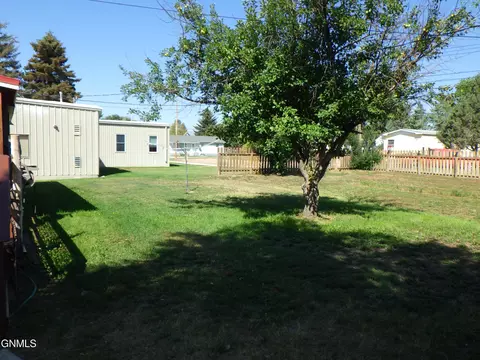 Exterior - 313 6th St E, Culbertson, MT 59218 photo 10 of 18