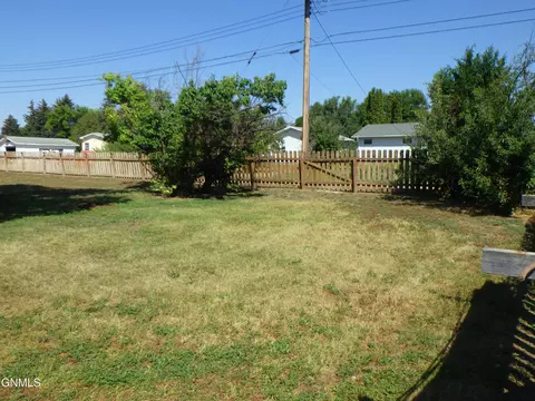 Exterior - 313 6th St E, Culbertson, MT 59218 photo 14 of 18