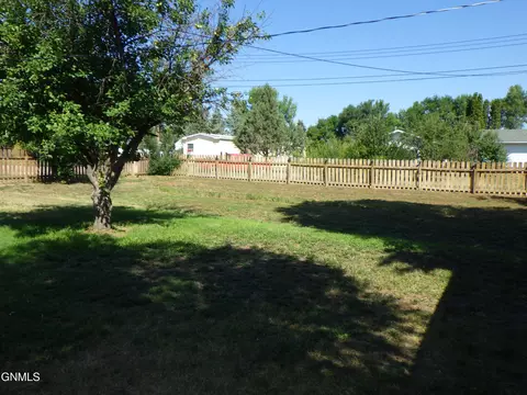 Exterior - 313 6th St E, Culbertson, MT 59218 photo 11 of 18