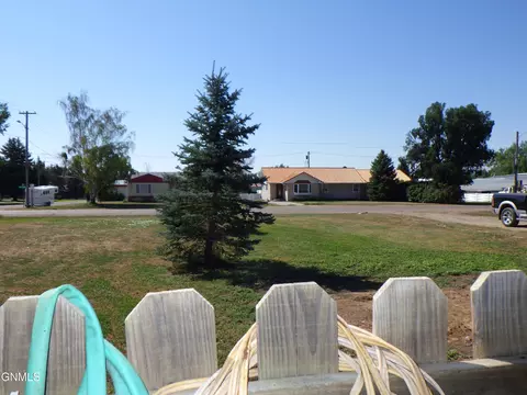 Exterior - 313 6th St E, Culbertson, MT 59218 photo 13 of 18