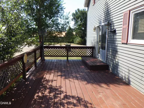 Exterior - 313 6th St E, Culbertson, MT 59218 photo 7 of 18