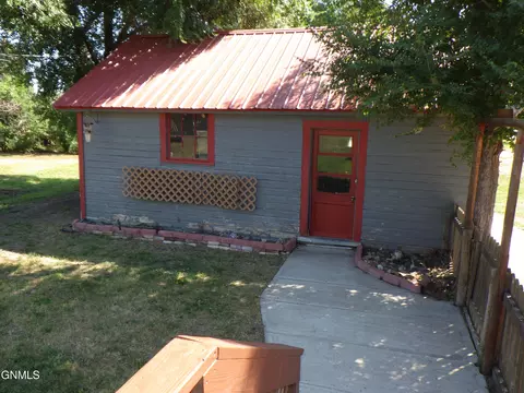 Exterior - 313 6th St E, Culbertson, MT 59218 photo 9 of 18