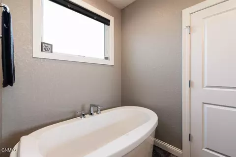 2471 Eugene Dr N, Mandan, ND 58554 photo 24