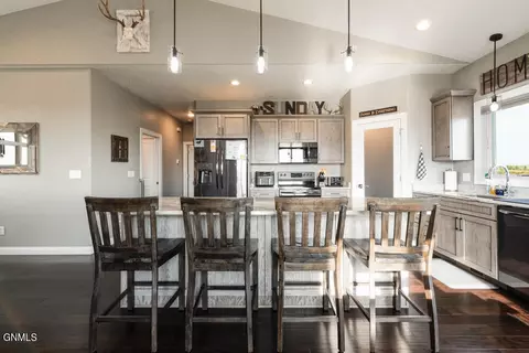 2471 Eugene Dr N, Mandan, ND 58554 photo 10