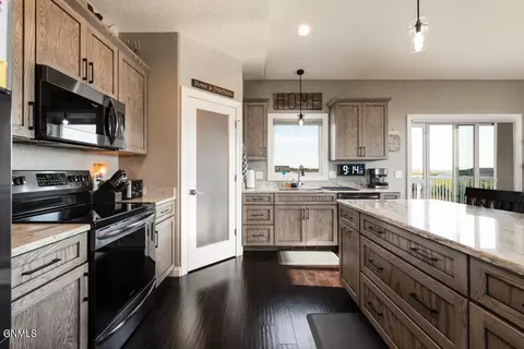 2471 Eugene Dr N, Mandan, ND 58554 photo 11