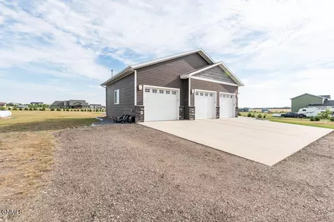 2471 Eugene Dr N, Mandan, ND 58554 photo 7