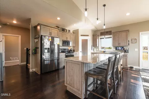 2471 Eugene Dr N, Mandan, ND 58554 photo 9